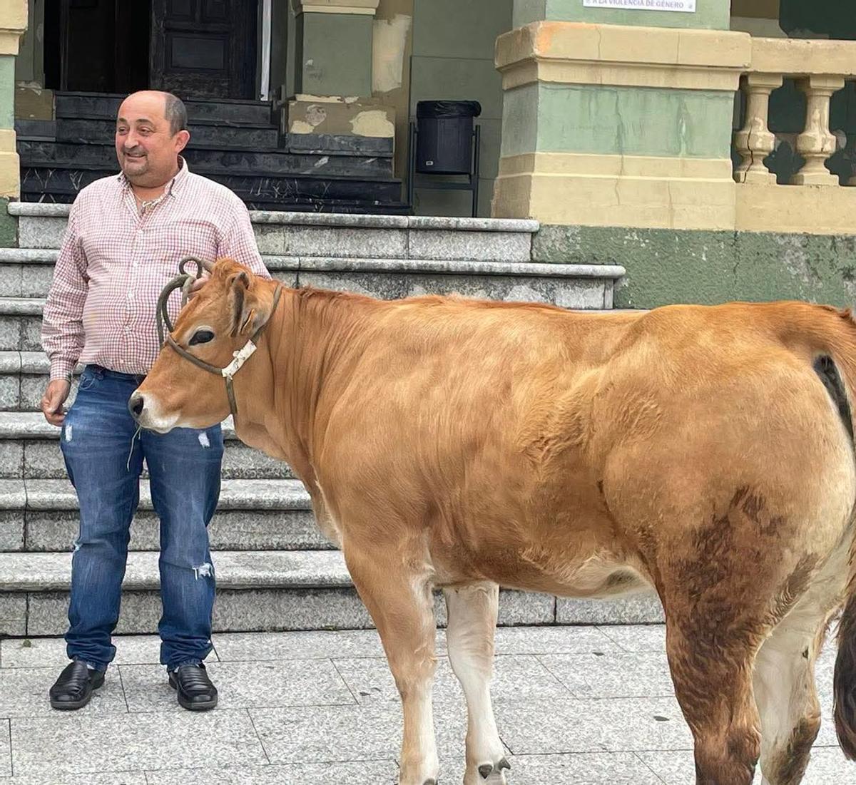 Tino con la xata en una edición pasada de la rifa.