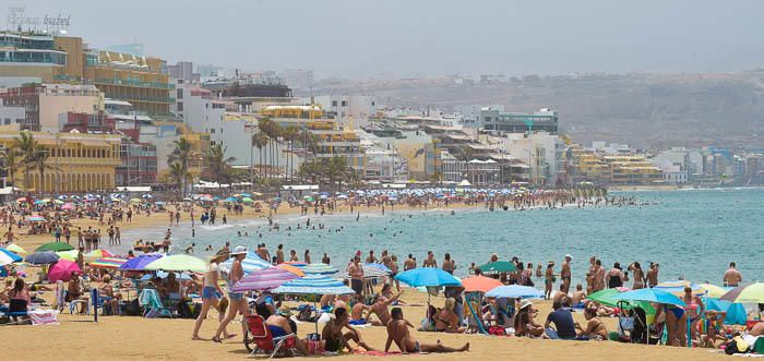 Playa de Las Canteras con termómetros marcanco ...