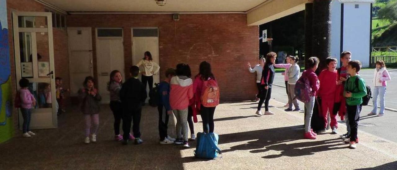 Alumnos del colegio de Navelgas, ayer por la tarde, esperando para entrar a clase.