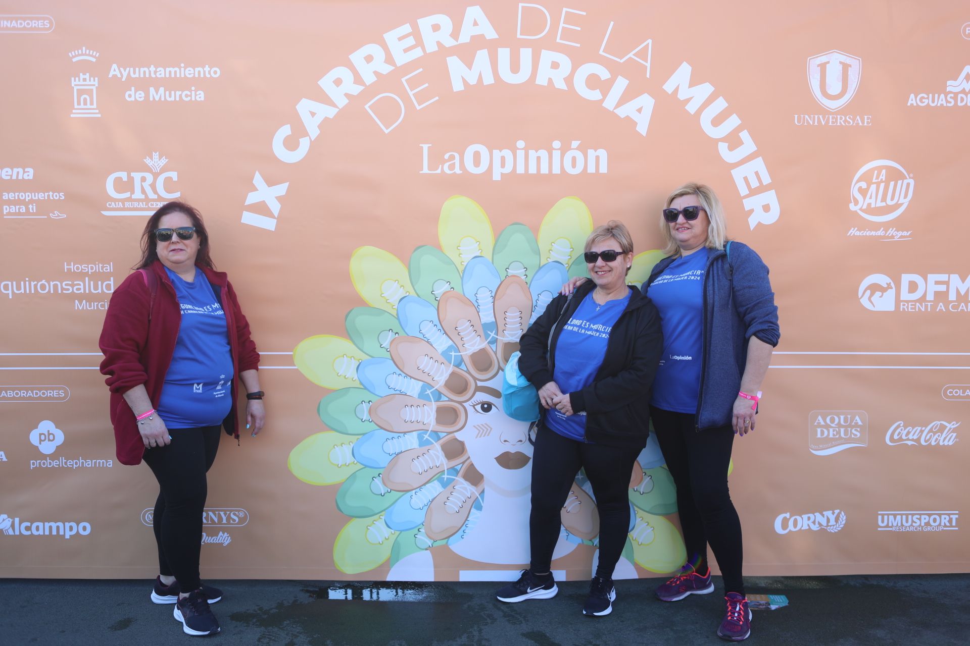 Las participantes posan en el photocall tras finalizar la Carrera de la mujer de Murcia