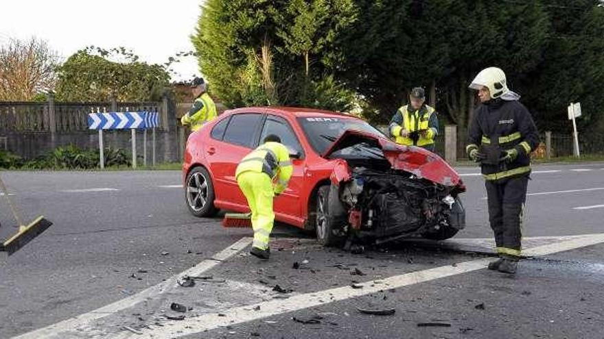 El accidente se produjo en un cruce de Castrovite (Orazo). // Bernabé/Javier Lalín