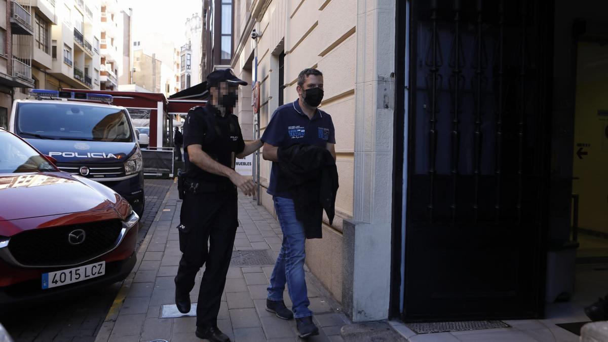 Llegada a los juzgados de Zamora de uno de los detenidos para tomar declaración.