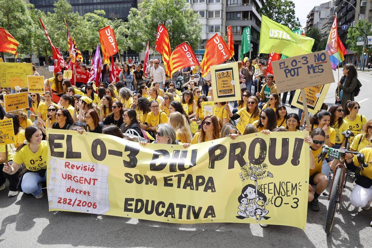 Les educadores de l'etapa 0-3 anys, aquest matí en un moment de la manifestació.