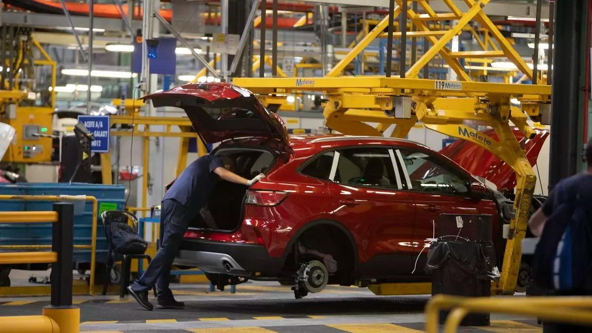 Un trabajador de la planta de Almussafes inspecciona un Ford Kuga, en una imagen de archivo.