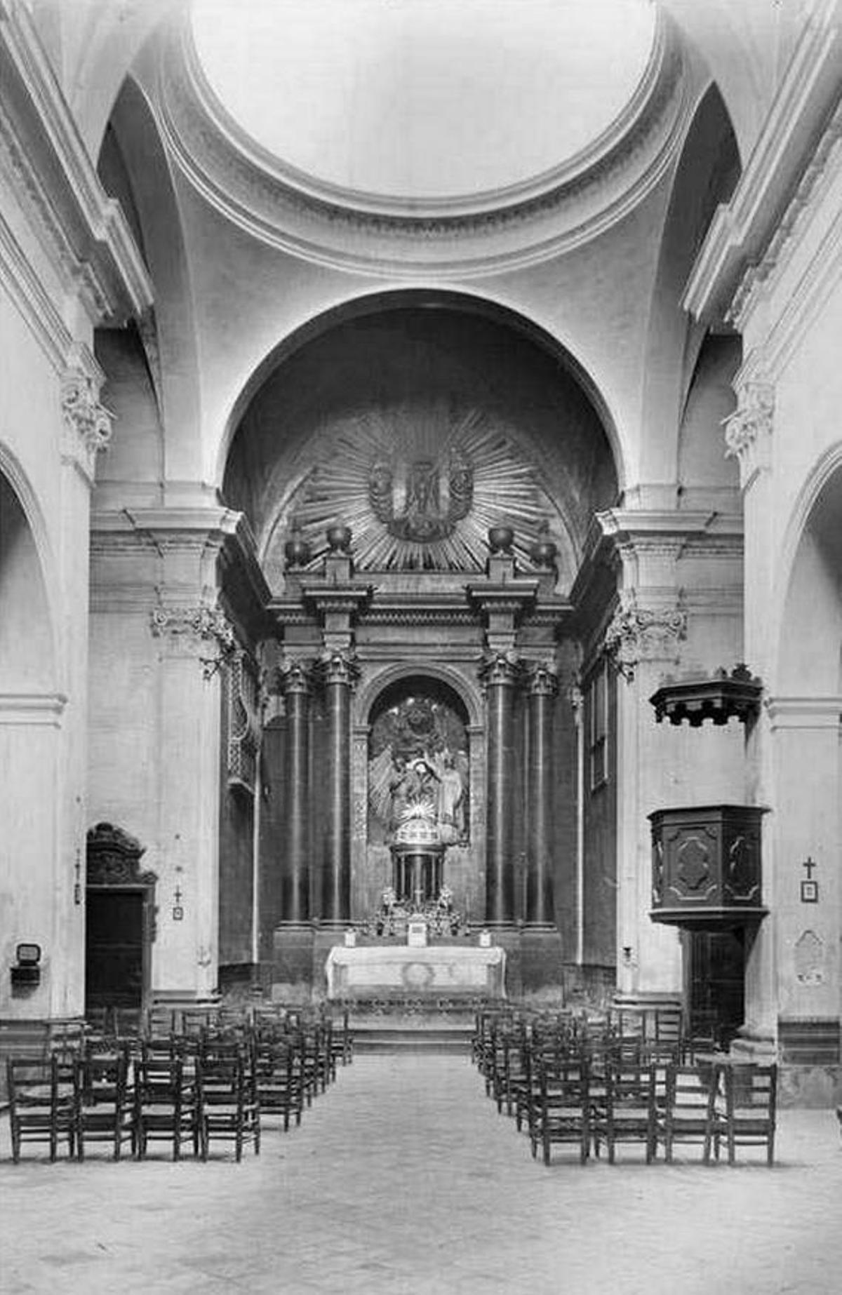Interior de la iglesia que fue demolida en 1911.