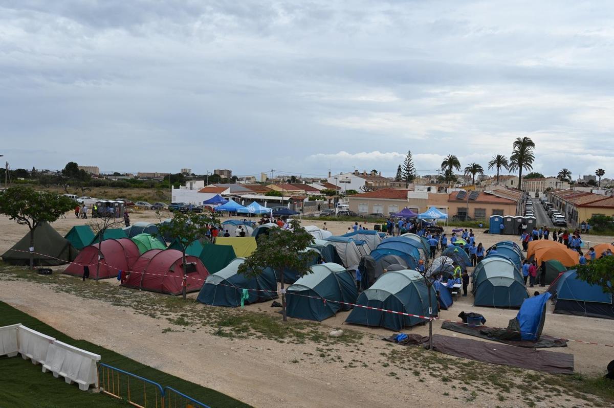 Una marea azul del uniforme scouts inunda El Campello transmitiendo valores y respeto al medio ambiente