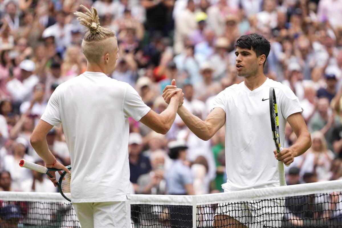 Mark Lajal y Cralos Alcaraz, en su partido en la primera ronda de Wimbledon