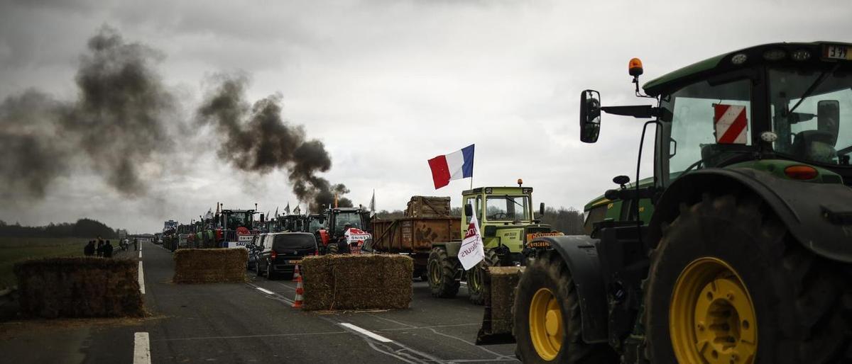 Un grupo de agricultores corta una autovía próxima a París.