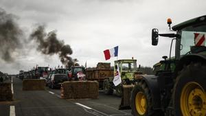 Un grupo de agricultores corta una autovía próxima a París.