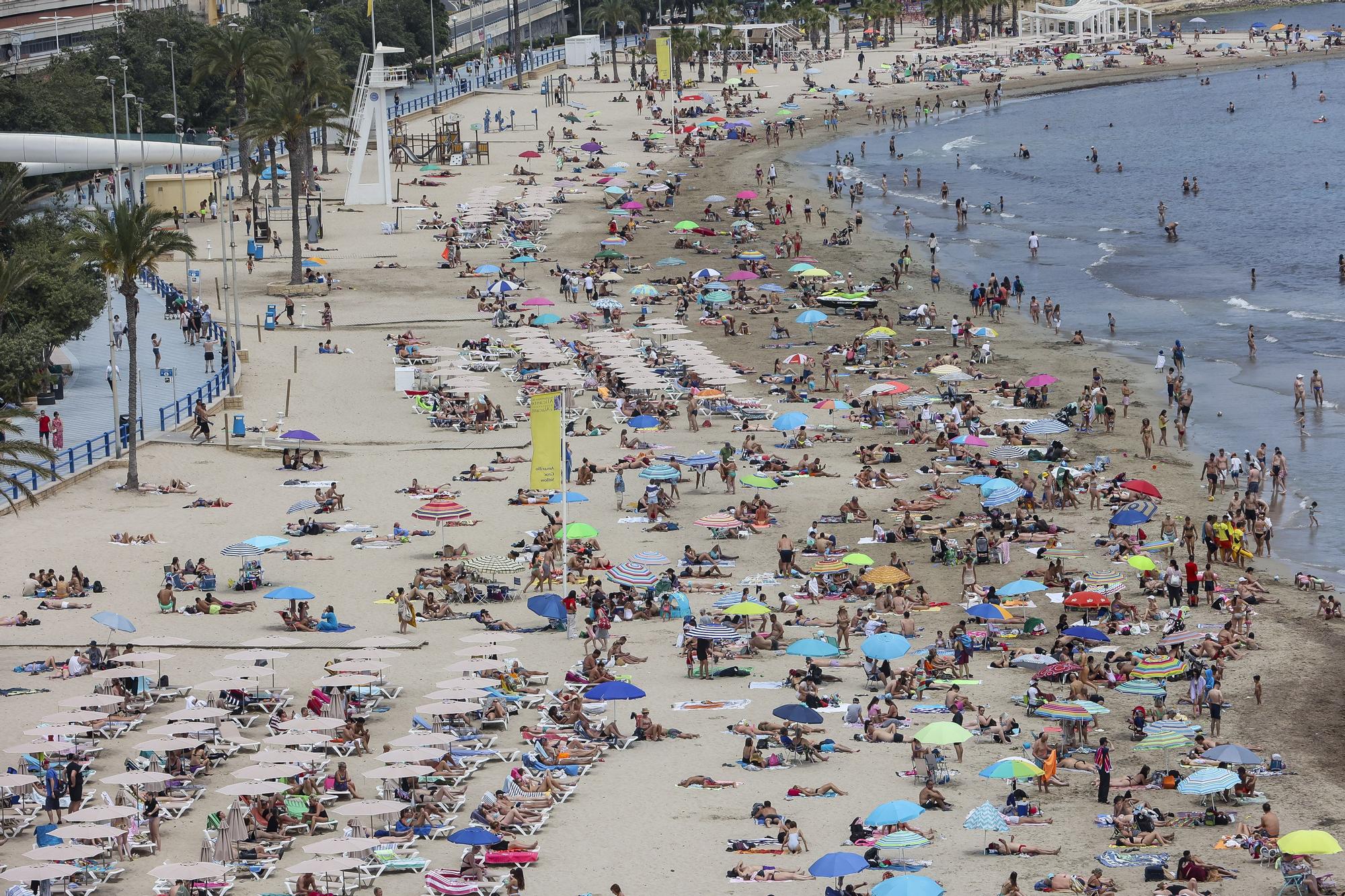 La playa del Postiguet se llena de bañistas