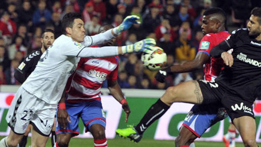Imagen del partido entre el Granada y el Eibar.