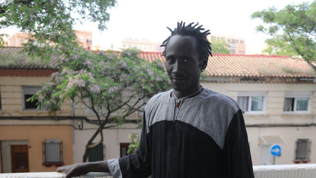 Mor Diagne, en su casa del barrio de Orriols, en València. / FERNANDO BUSTAMANTE