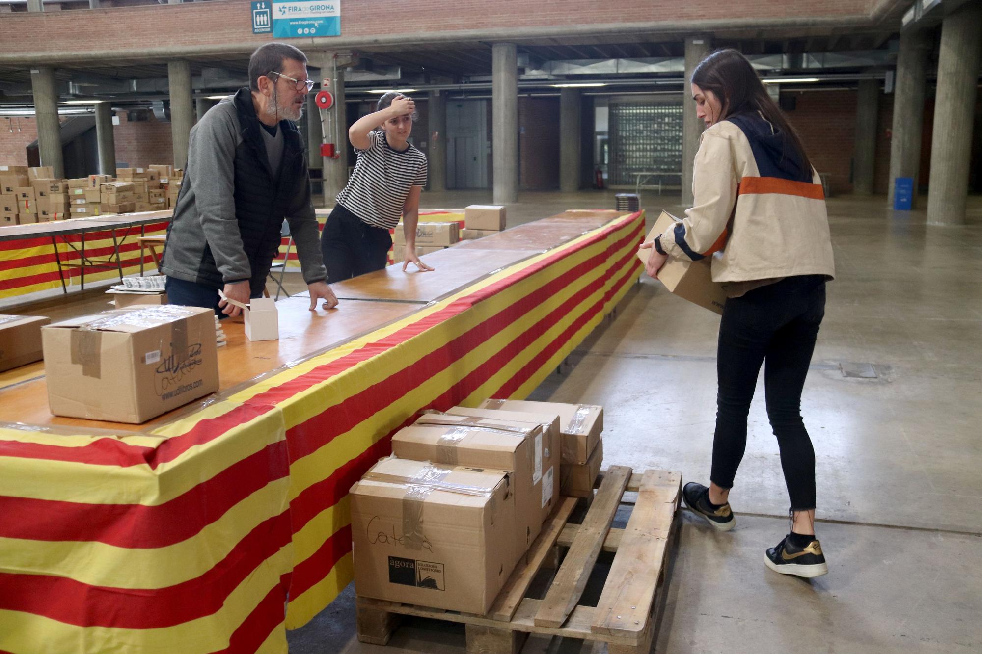 Els llibreters de Girona preparen el Sant Jordi a cobert al palau firal