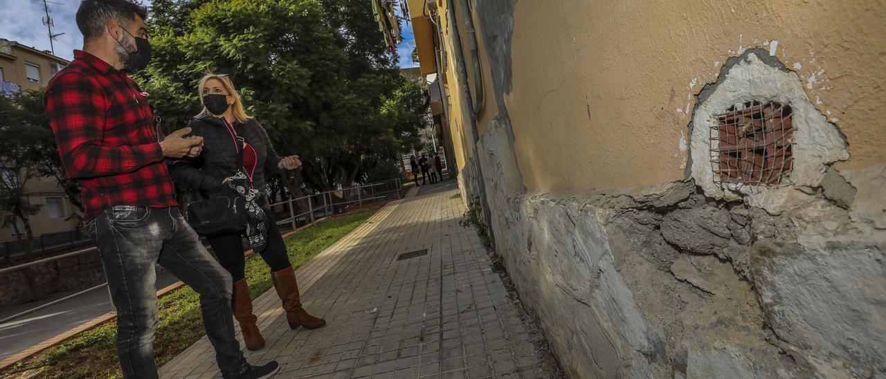 Grietas en algunos edificios de Porfirio Pascual en Elche