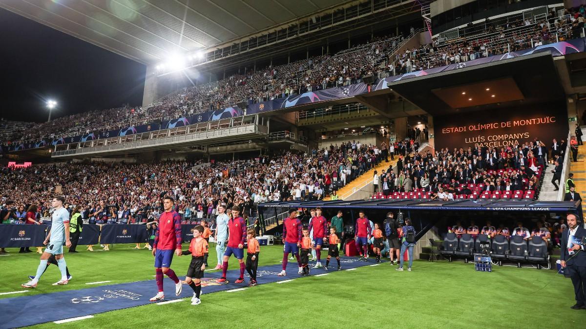 Los jugadores del Barça saltan al césped del Estadi Olímpic Lluís Companys de Montjuïc para enfrentarse al Amberes
