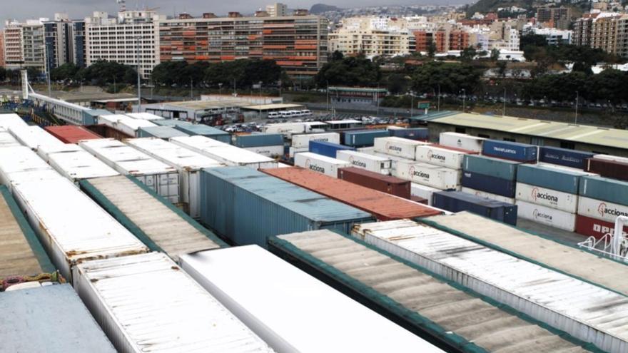 Imágenes de contenedores en la Dársena de Anaga con la avenida Francisco La Roche de Santa Cruz de Tenerife al fondo.