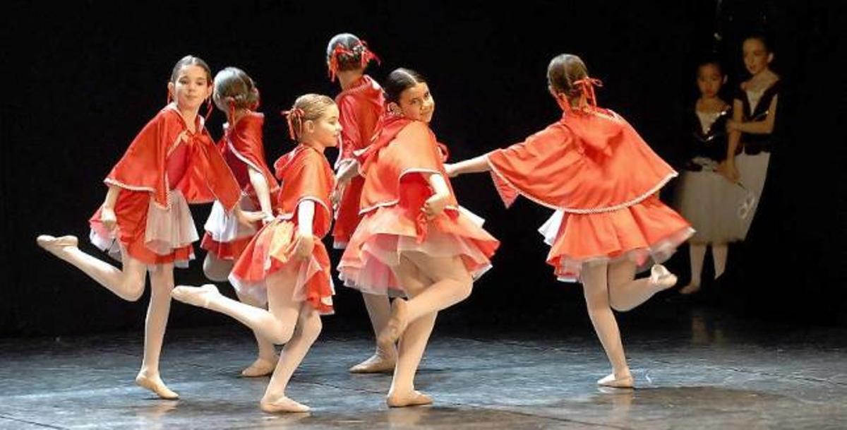 La danza colorea y  llena las calles de Mieres