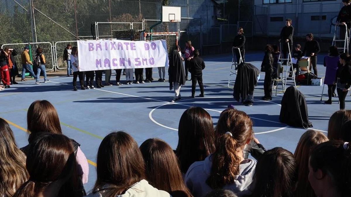 Performance contra la violencia de género en el IES Chapela de redondela (Pontevedra).