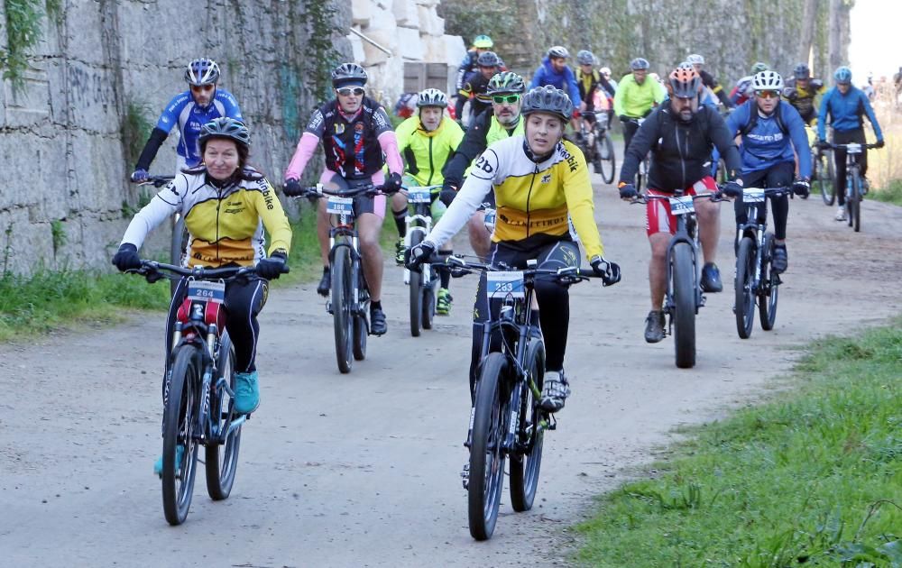 Más de 600 cicistas protagonizaron la quinta edición de la Bikedada entre Vigo y Eiras.