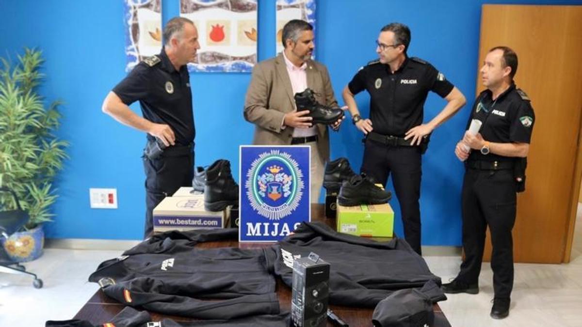 Las botas son la estrella de los nuevos uniformes de la Policía Local de Mijas.