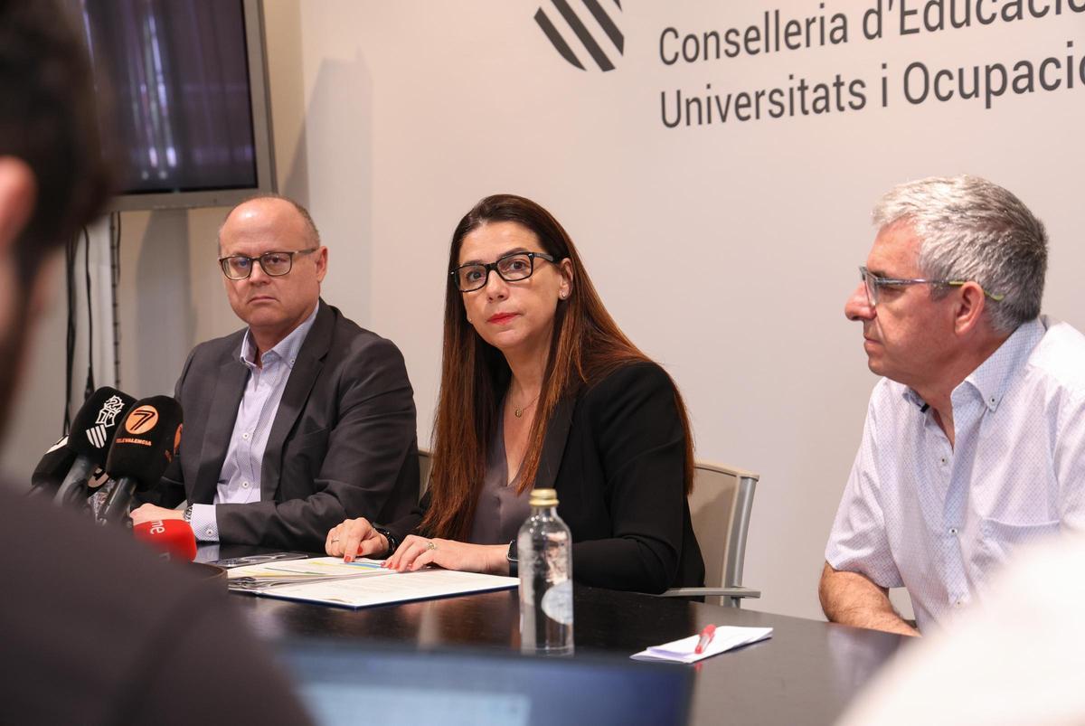 La secretaria autonómica de Universidades Esther Gómez, junto a responsables de la comisión de las PAU.