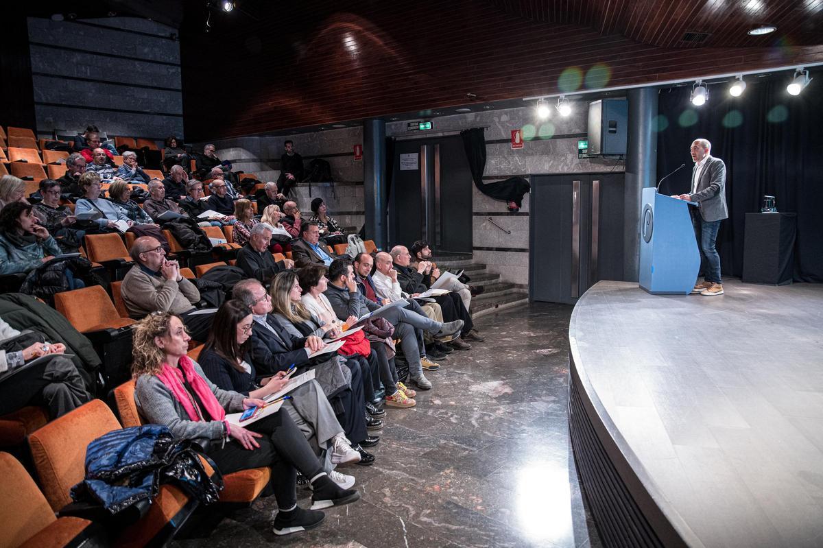 A la primera fila de l'auditori de la Plana hi havia els regidors del govern manresà