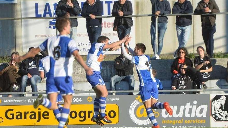 Dos jugadores del Portonovo celebran un gol. // Gustavo Santos