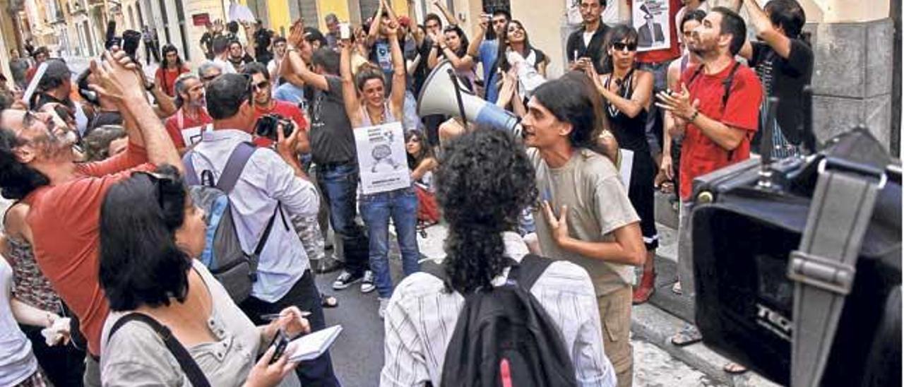 Unos activistas intentan frenar el desalojo de una vivienda en Palma.