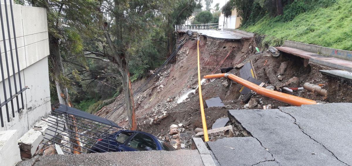 Calle desplomada en el Cerrado de Calderón en febrero de 2017 tras caer 153 litros en una noche.