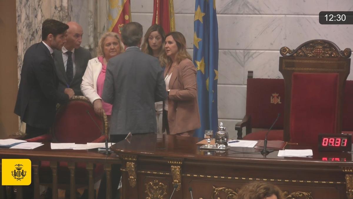 Catalá, con su equipo, consulta con el secretario la legalidad de la votación.