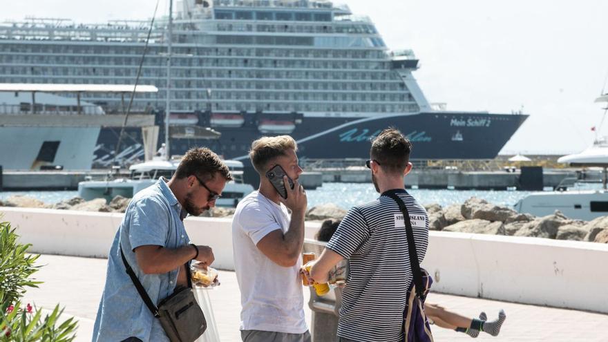 Los empresarios de Ibiza piden «cautela» ante una posible limitación de cruceros