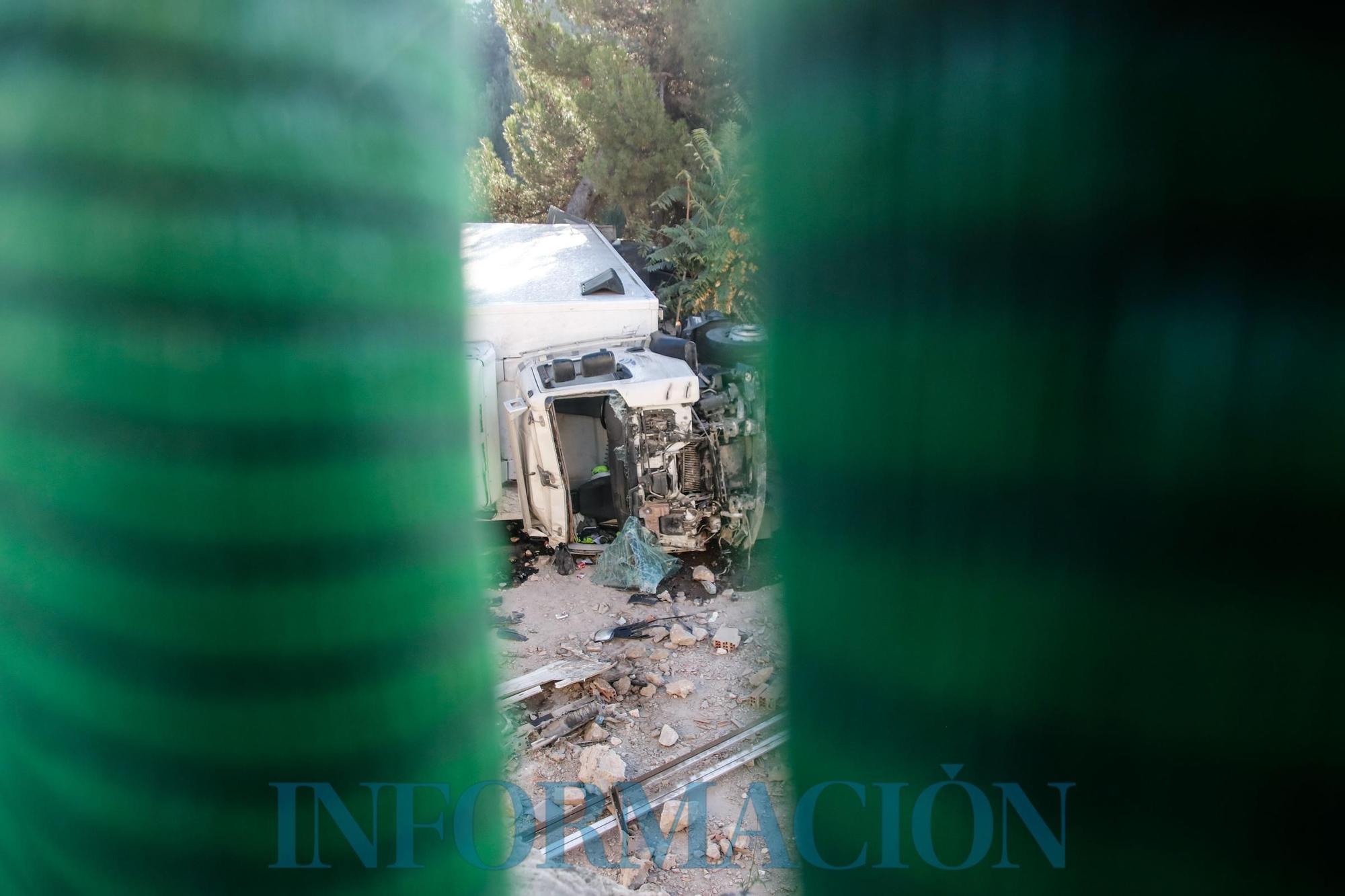 Un camión se precipita al cauce del río Riquer en Alcoy