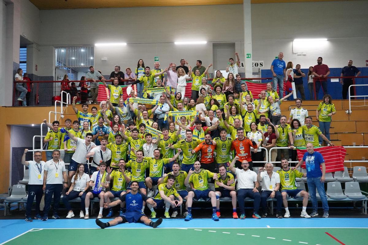 Equipo y afición del Balonmano Zamora, juntos en Córdoba.