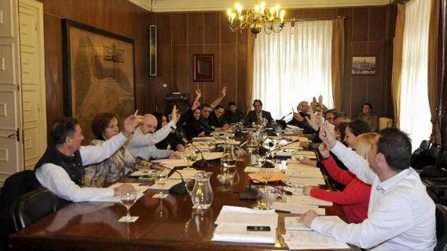 El Pleno Mieres, con los ediles del gobierno en primer término.