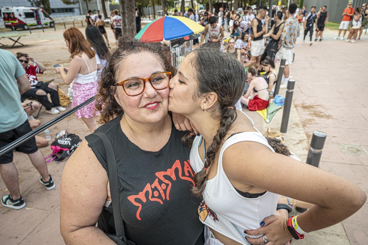 Rosa y su hija Laia, que cumple años el lunes, en la cola del Palau Sant Jordi desde el miércoles por la noche.