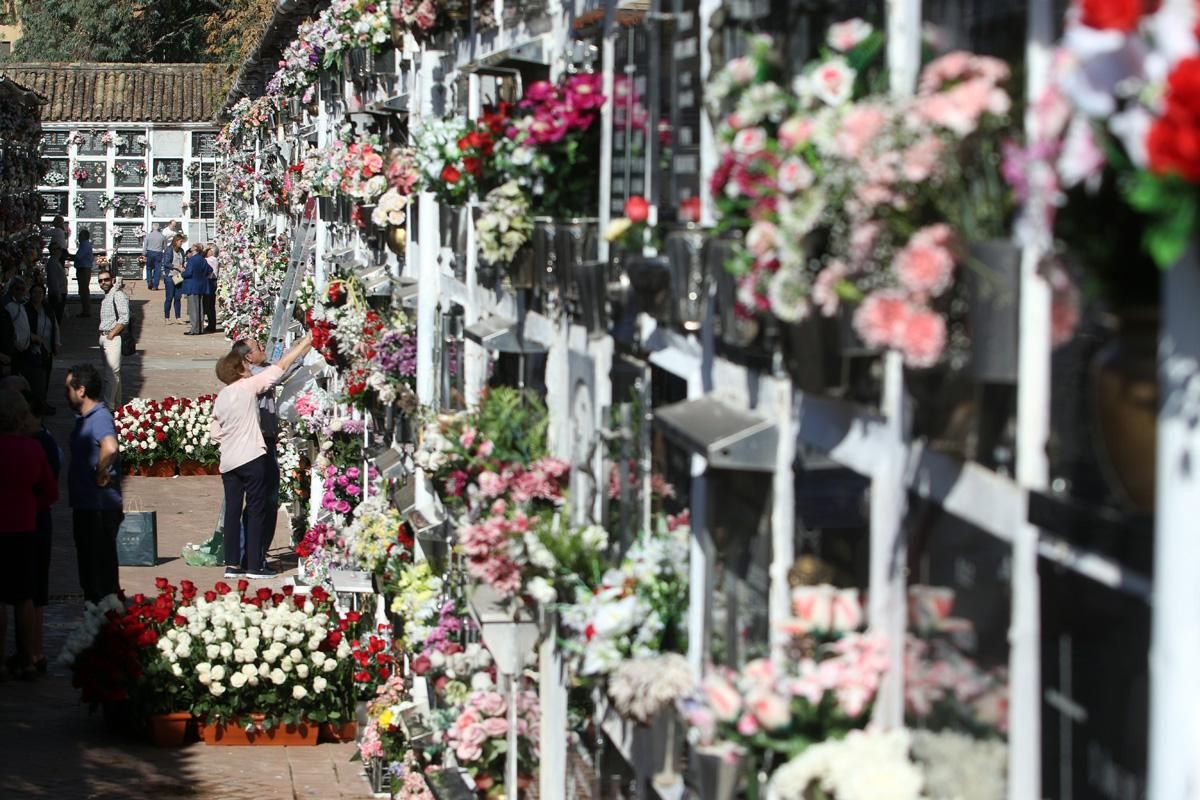 Cientos de cordobeses visitan los cementerios