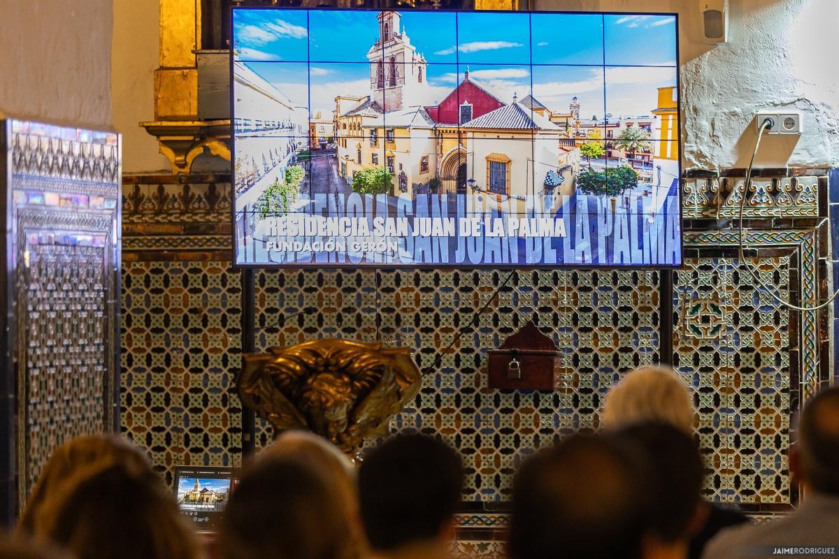 Una de las acciones sociales de la hermandad de la Amargura.