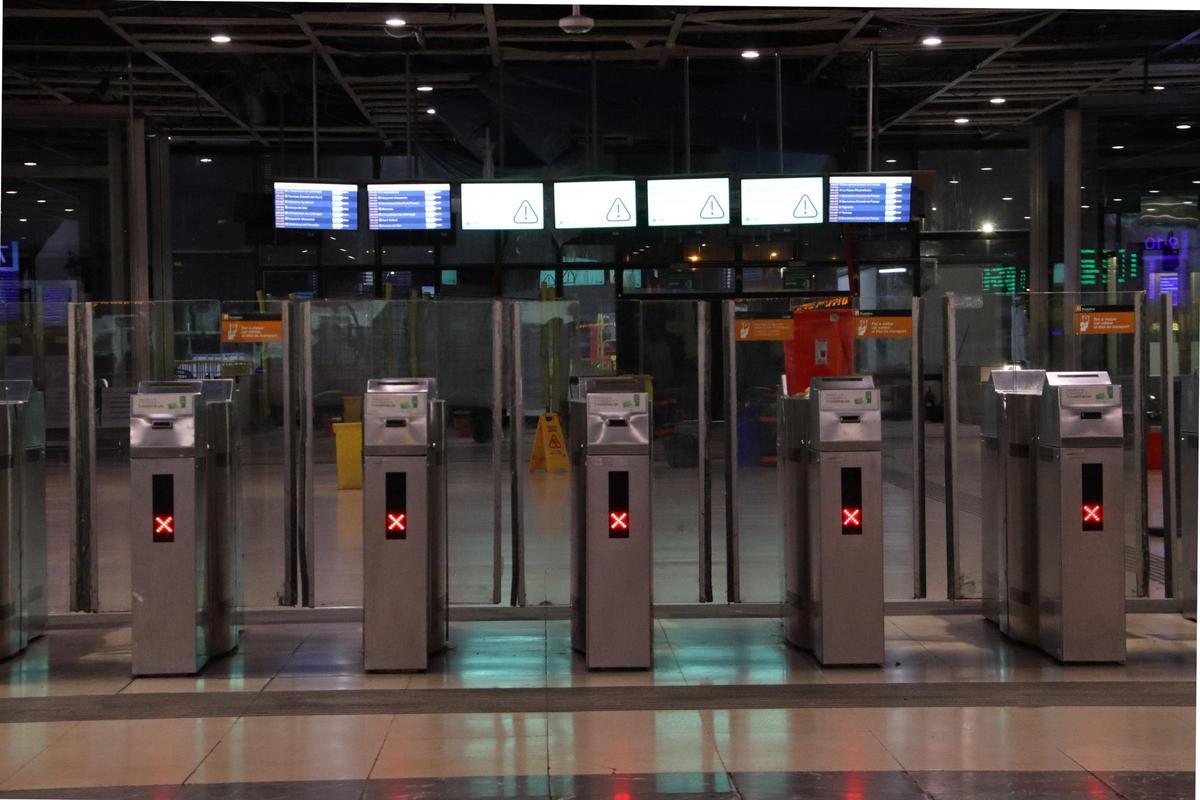 Torniquets a l'estació de Sants de Barcelona per accedir a les vies de tren de Rodalies, tancats per la suspensió del servei després de l'accident ferroviari mortal.