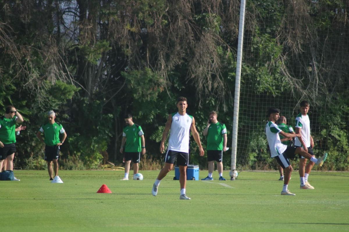 5. Juan María Alcedo (en primer plano). El lateral izquierdo llega libre procedente del Albacete, tras varios cursos asentado en Segunda División. Firmó hasta 2026. 5. Juan María Alcedo (en primer plano). El lateral izquierdo llega libre procedente del Albacete, tras varios cursos asentado en Segunda División. Firmó hasta 2026.