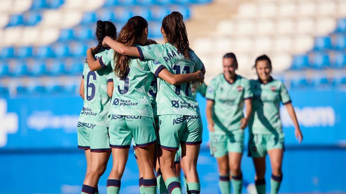 El equipo celebra el gol de Ari Arias.
