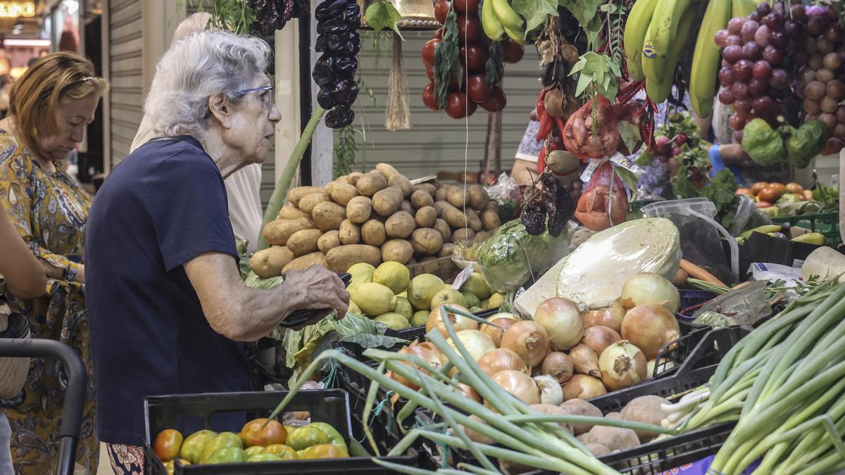 Una mujer compra alimentos en una mercado de Alicante, en una imagen de archivo.