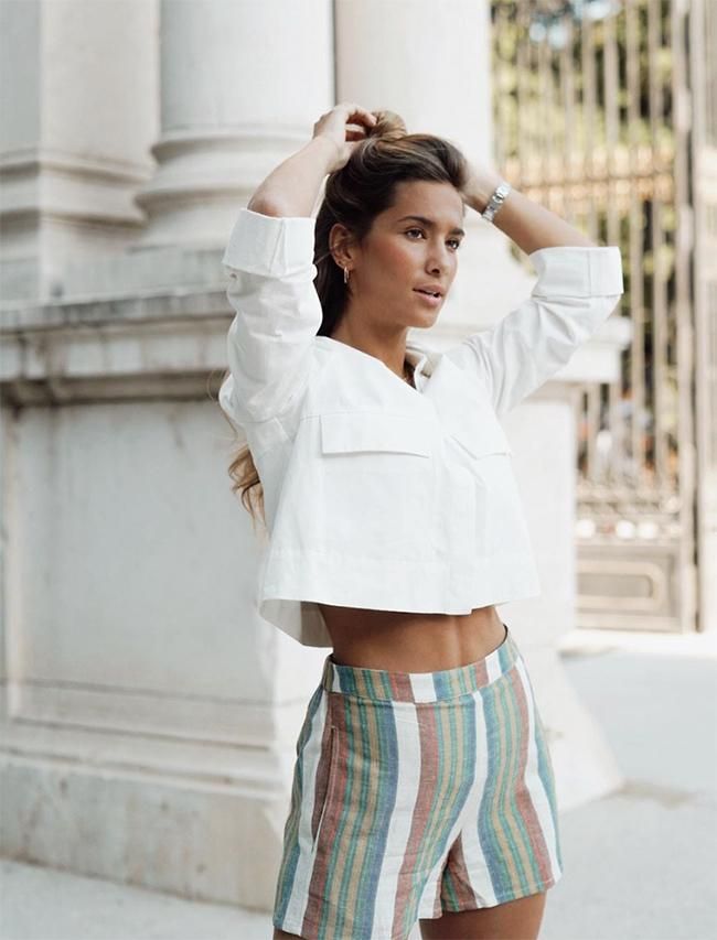 María Pombo con pantalón corto de cintura alta de lino