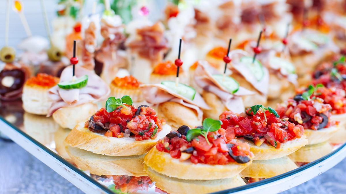 Una proposta de canapès a punt de servir-los.