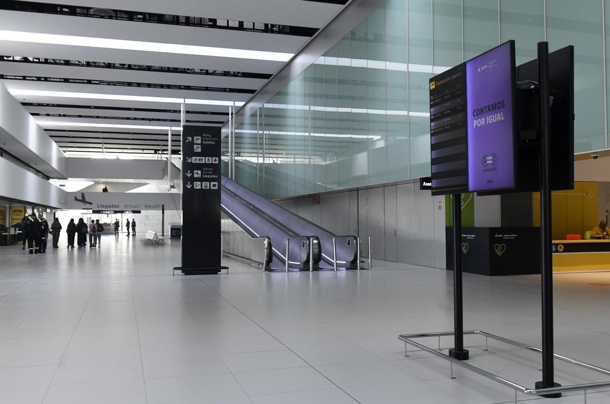 Interior de la terminal del Aeropuerto de la Región de Murcia
