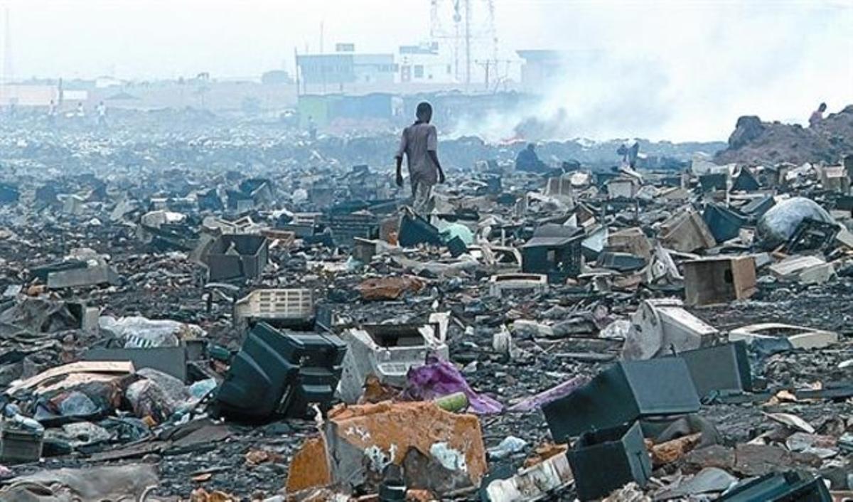 Desechos 8El reportaje muestra cómo Occidente envía su chatarra tecnológica a Ghana.