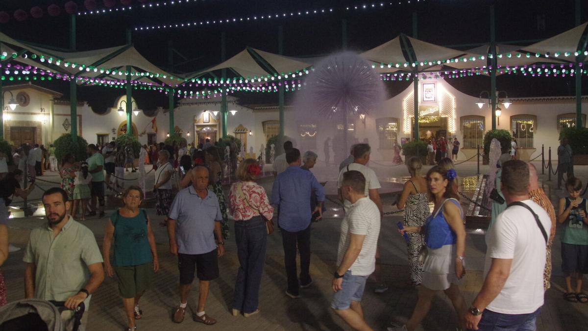 Ambiente en el Real de la Feria de Málaga 2025 el martes por la noche