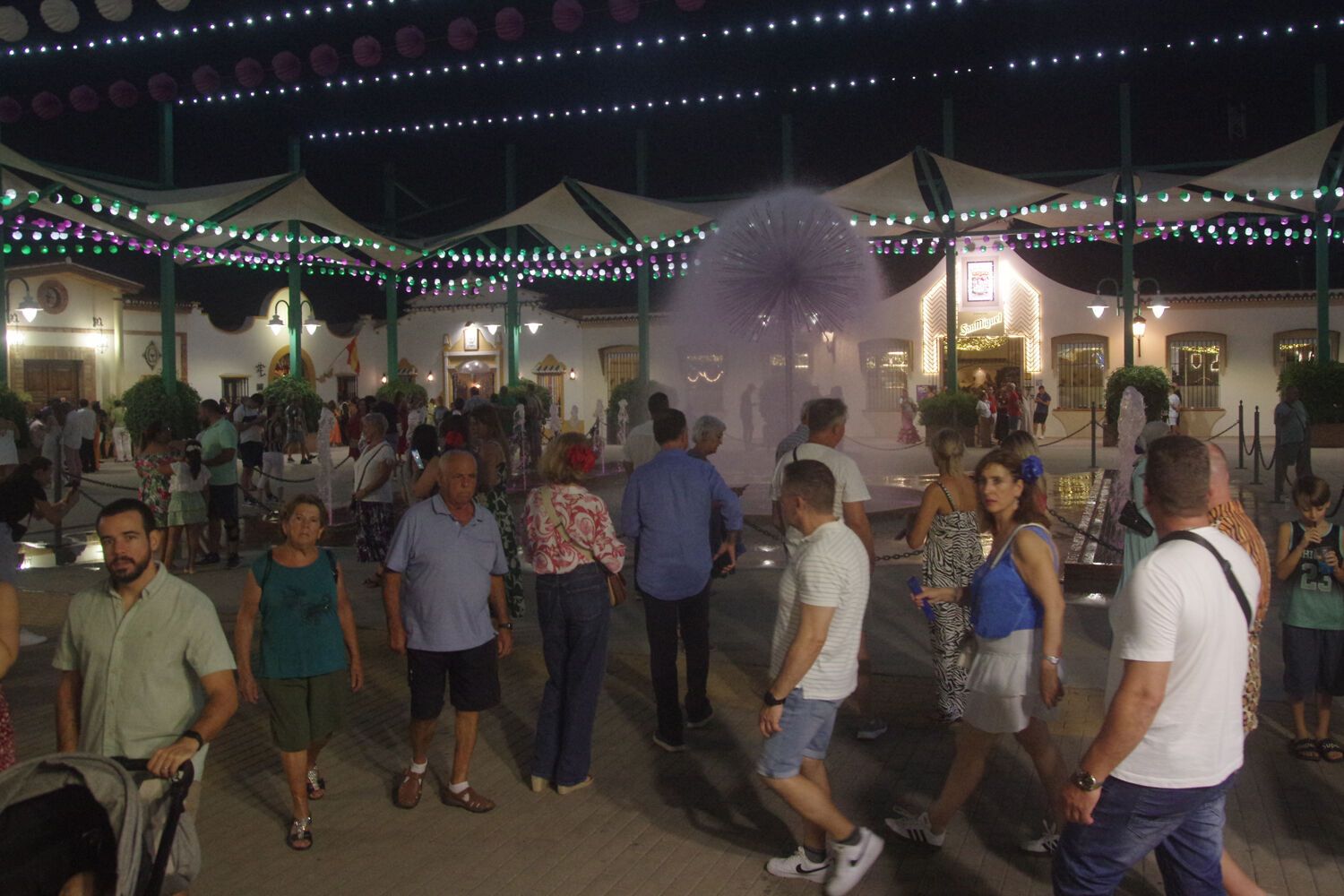 Ambiente en el Real de la Feria de Málaga 2025 el martes por la noche