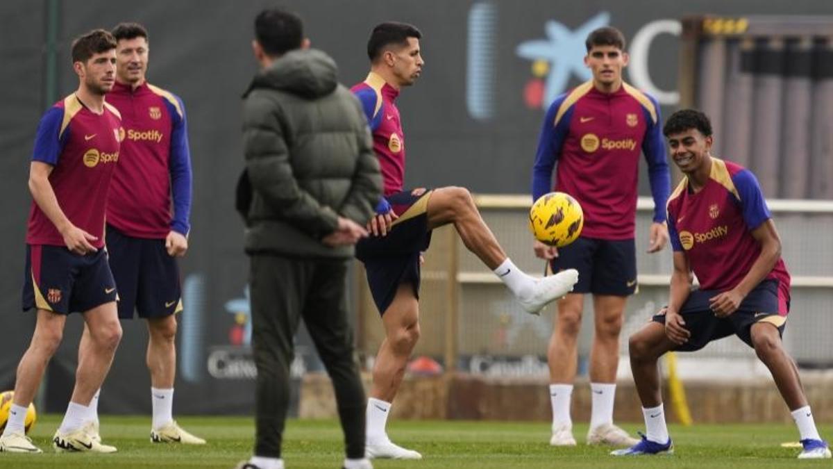 Xavi mira las evoluciones de sus futbolistas en la última sesión previa a la cita con el Mallorca.