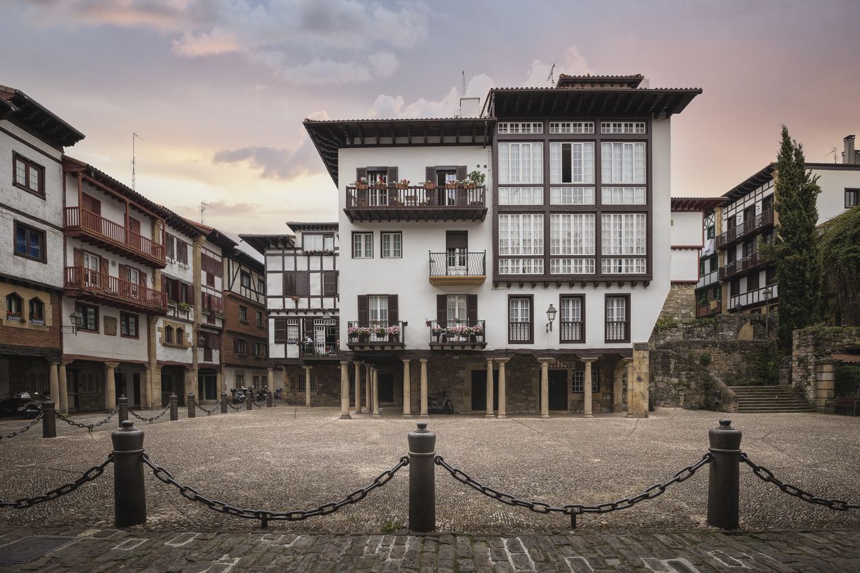 Calles de Hondarribia al atardecer.