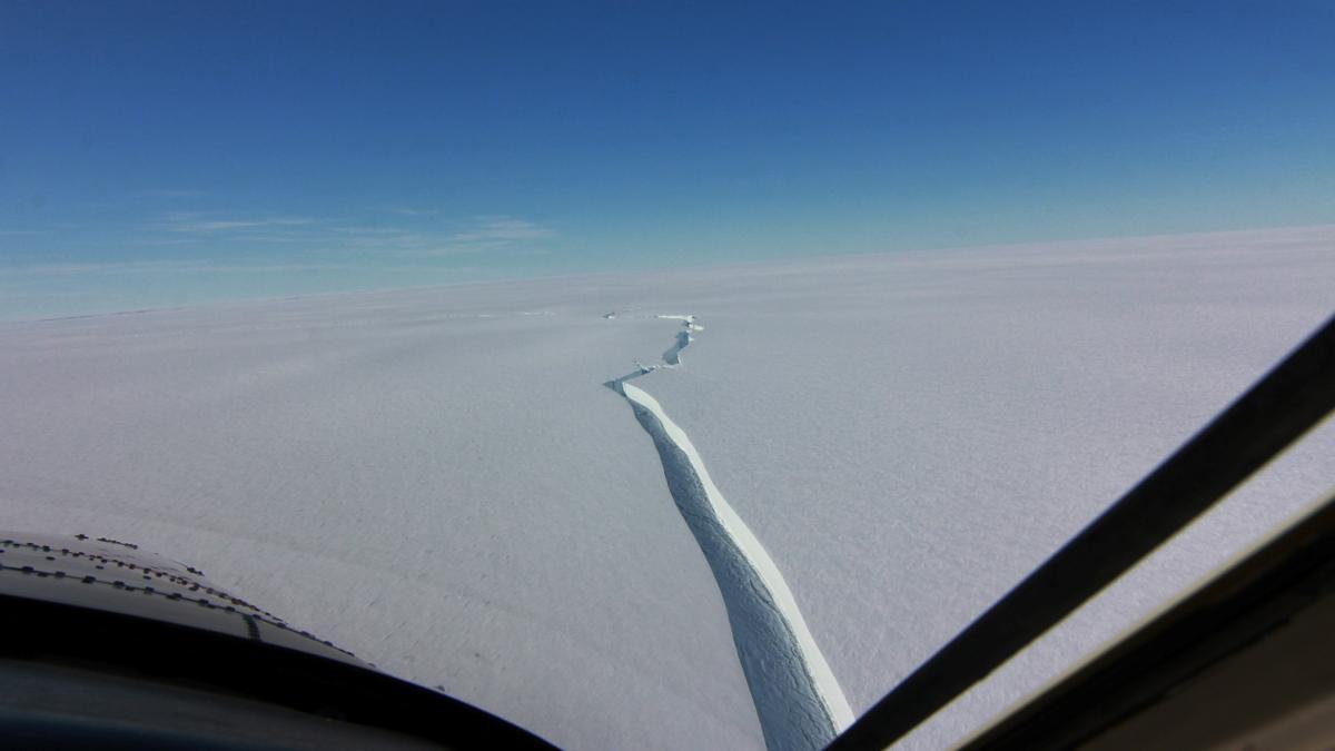 Un enorme iceberg se desprende en la Antártida cerca de una estación británica